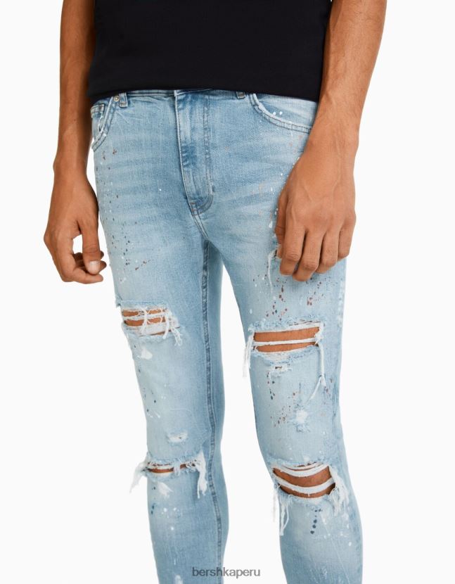azul claro Bershka hombres skinny jeans rotos con salpicaduras de pintura 806J6B3170