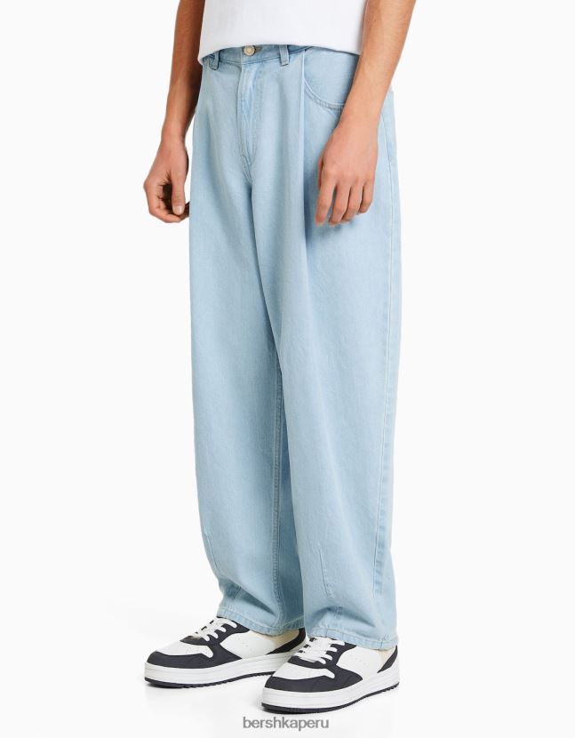 azul claro Bershka hombres vaqueros baggy de corte globo con pliegues 806J6B3173