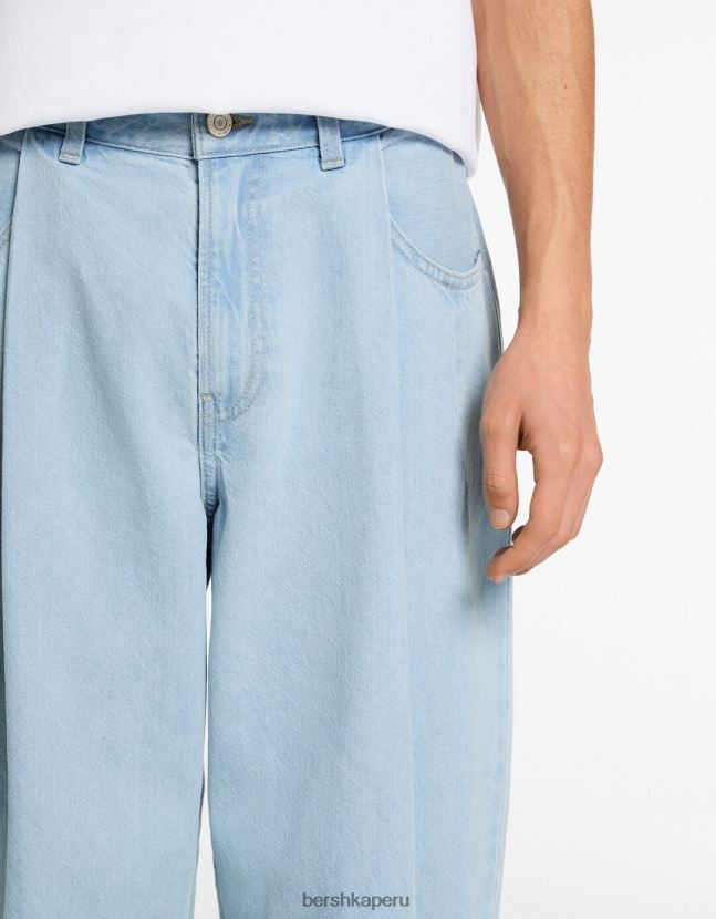 azul claro Bershka hombres vaqueros baggy de corte globo con pliegues 806J6B3173