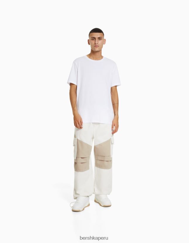 crema Bershka hombres vaqueros tipo paracaídas con diseño colour block 806J6B3129