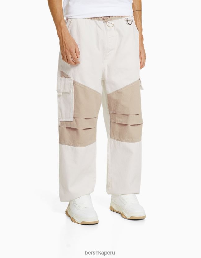 crema Bershka hombres vaqueros tipo paracaídas con diseño colour block 806J6B3129