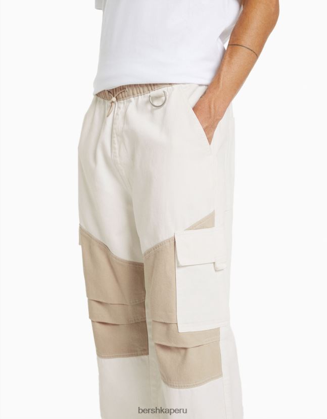 crema Bershka hombres vaqueros tipo paracaídas con diseño colour block 806J6B3129