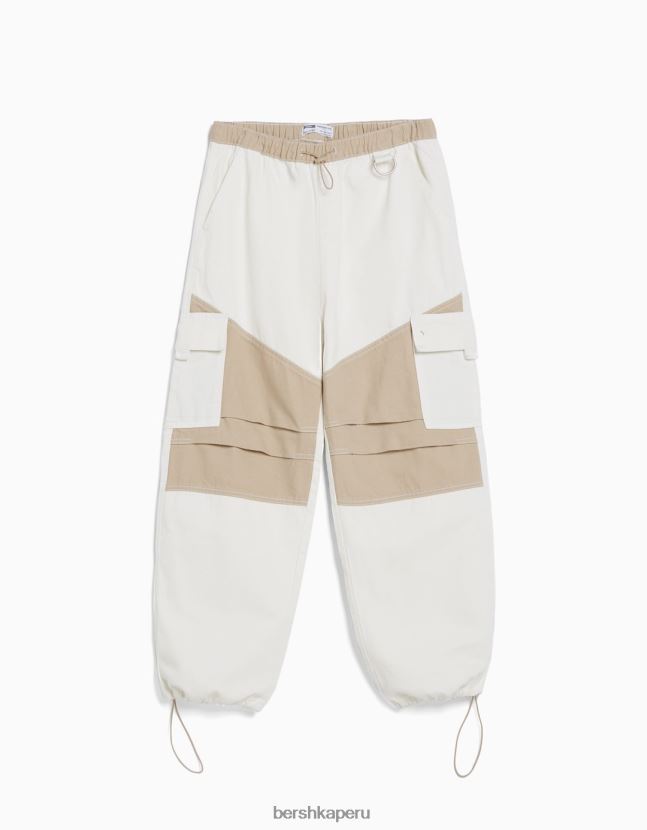 crema Bershka hombres vaqueros tipo paracaídas con diseño colour block 806J6B3129