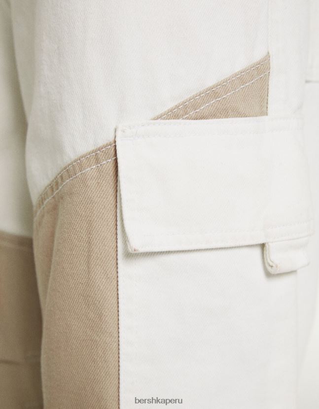 crema Bershka hombres vaqueros tipo paracaídas con diseño colour block 806J6B3129