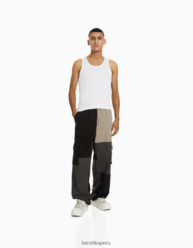 negro Bershka hombres pantalones de chándal cargo con diseño colour block 806J6B3128