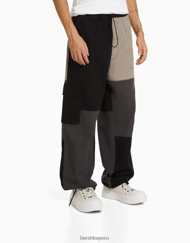 negro Bershka hombres pantalones de chándal cargo con diseño colour block 806J6B3128