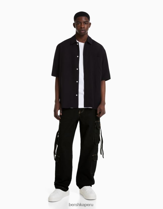 negro Bershka hombres vaqueros cargo con hilo y tirantes en contraste 806J6B3148