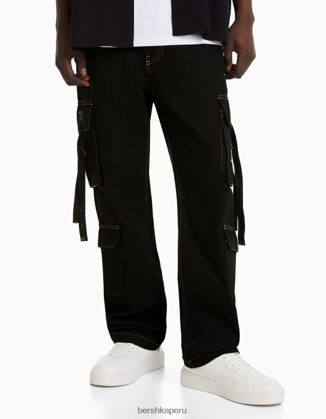 negro Bershka hombres vaqueros cargo con hilo y tirantes en contraste 806J6B3148