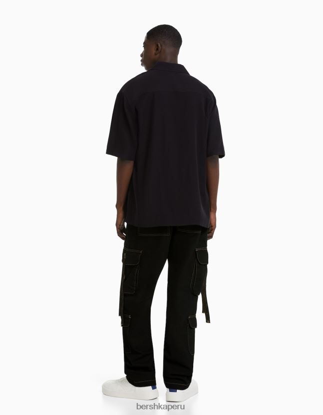 negro Bershka hombres vaqueros cargo con hilo y tirantes en contraste 806J6B3148