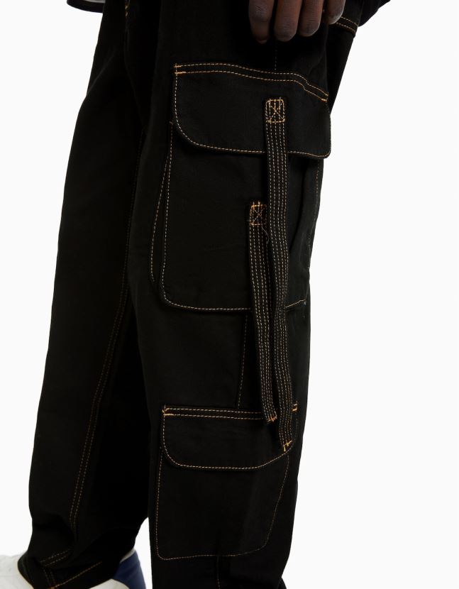 negro Bershka hombres vaqueros cargo con hilo y tirantes en contraste 806J6B3148