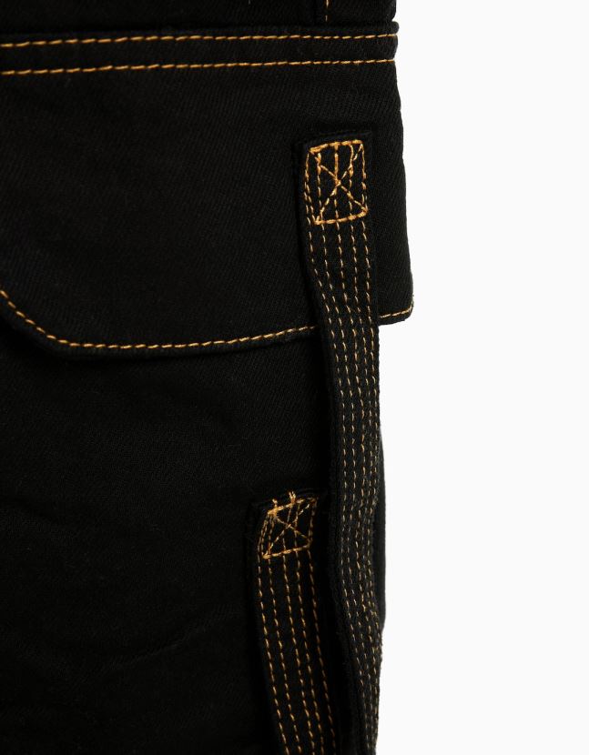 negro Bershka hombres vaqueros cargo con hilo y tirantes en contraste 806J6B3148