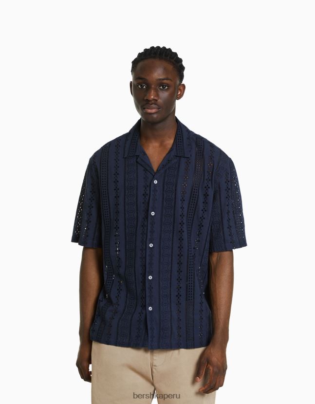 Armada Bershka hombres camisa de manga corta con bordado suizo 806J6B2880