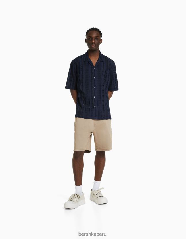 Armada Bershka hombres camisa de manga corta con bordado suizo 806J6B2880