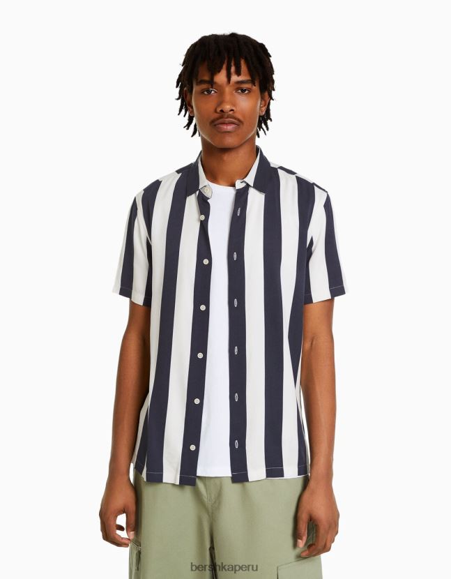 Armada Bershka hombres camisa de sarga a rayas de manga corta 806J6B2932