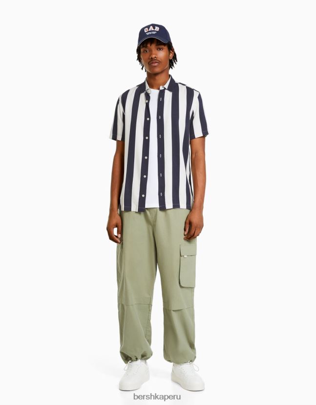 Armada Bershka hombres camisa de sarga a rayas de manga corta 806J6B2932