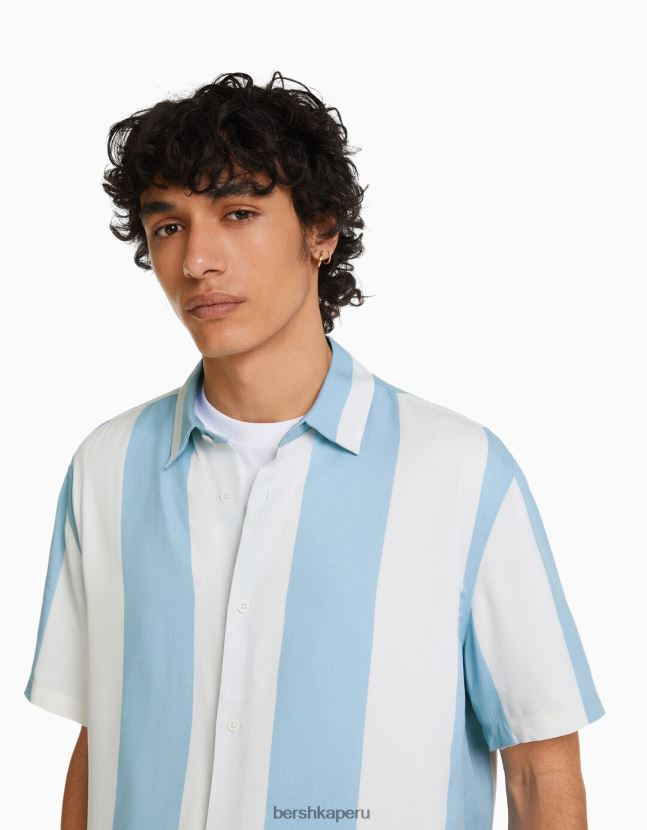 azul claro Bershka hombres camisa de sarga a rayas de manga corta 806J6B2929