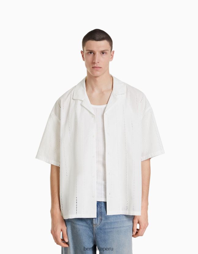 blanco Bershka hombres camisa de manga corta de corte relajado con bordado suizo 806J6B2923