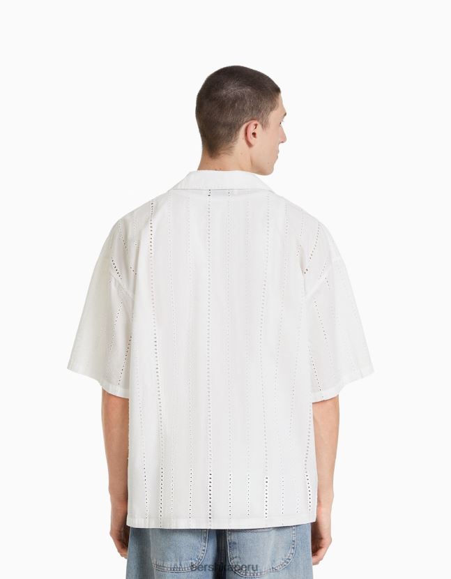 blanco Bershka hombres camisa de manga corta de corte relajado con bordado suizo 806J6B2923