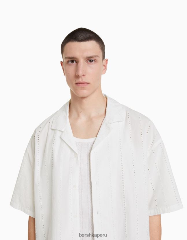 blanco Bershka hombres camisa de manga corta de corte relajado con bordado suizo 806J6B2923