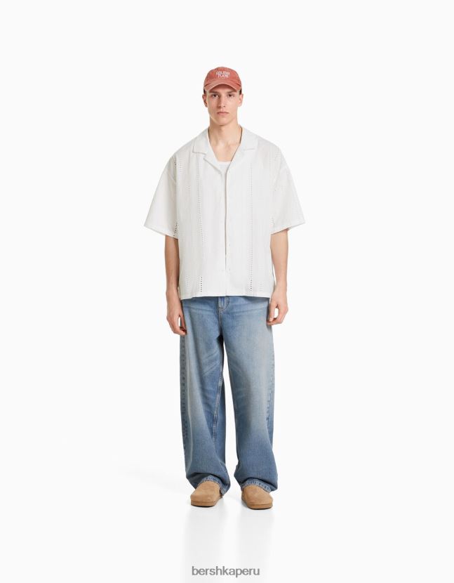 blanco Bershka hombres camisa de manga corta de corte relajado con bordado suizo 806J6B2923