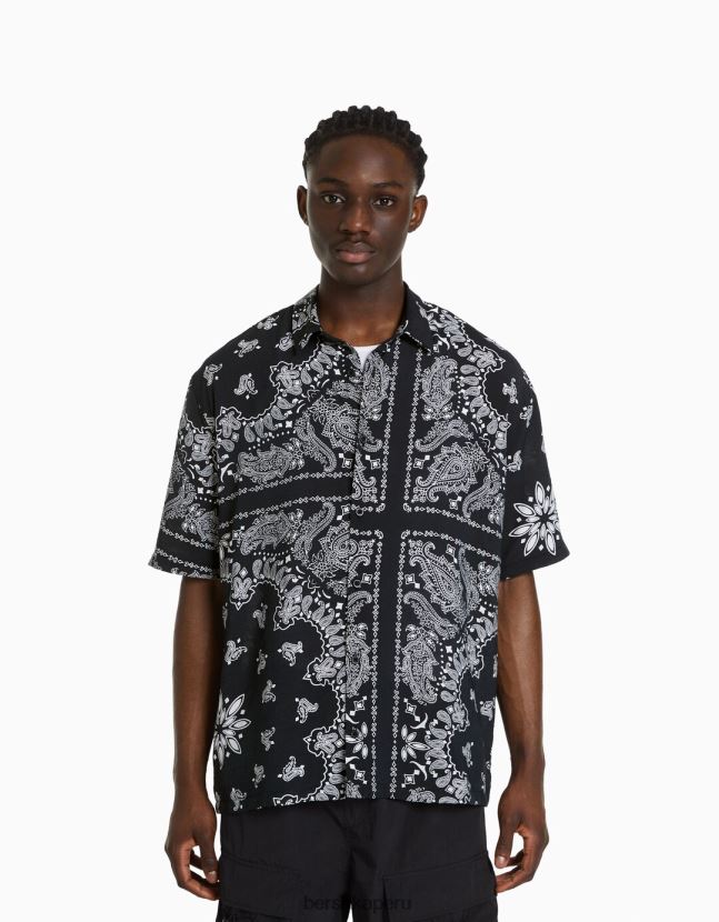 blanco negro Bershka hombres camisa de manga corta con estampado de cachemira 806J6B2870