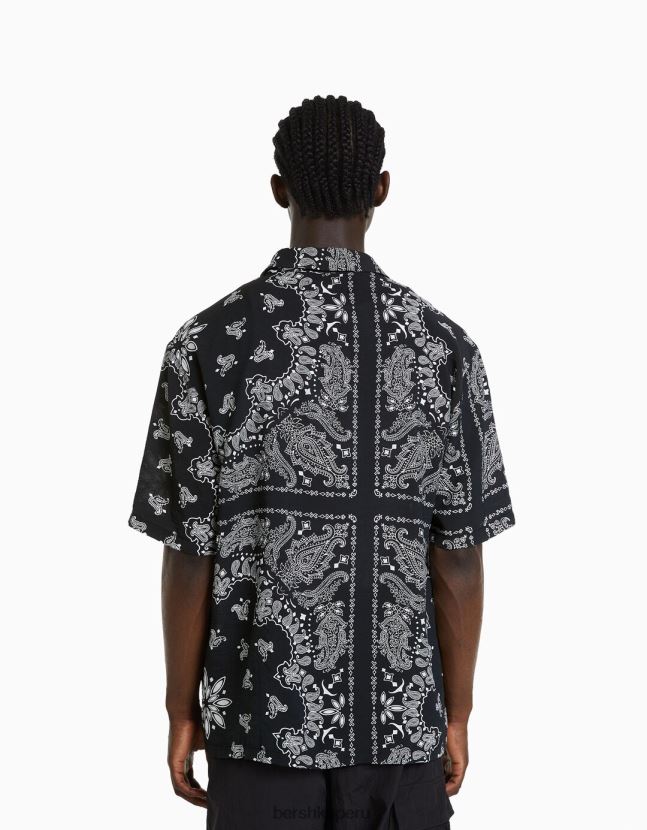 blanco negro Bershka hombres camisa de manga corta con estampado de cachemira 806J6B2870