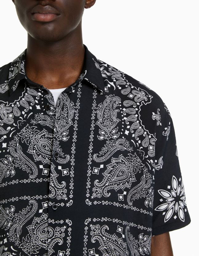 blanco negro Bershka hombres camisa de manga corta con estampado de cachemira 806J6B2870