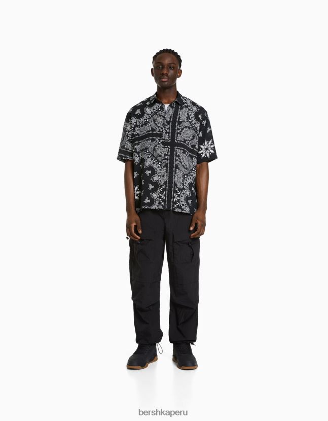 blanco negro Bershka hombres camisa de manga corta con estampado de cachemira 806J6B2870