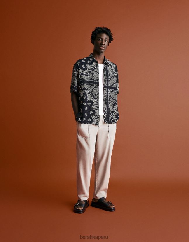 blanco negro Bershka hombres camisa de manga corta con estampado de cachemira 806J6B2870