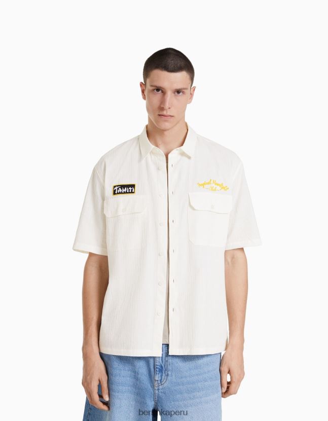blanquecino Bershka hombres camisa de manga corta con textura de gofres y parches 806J6B2896