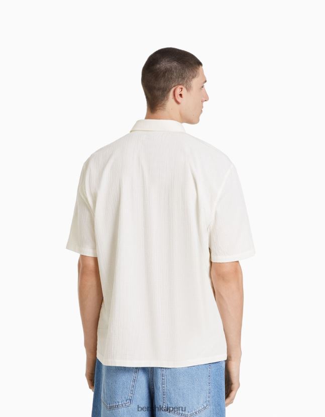 blanquecino Bershka hombres camisa de manga corta con textura de gofres y parches 806J6B2896