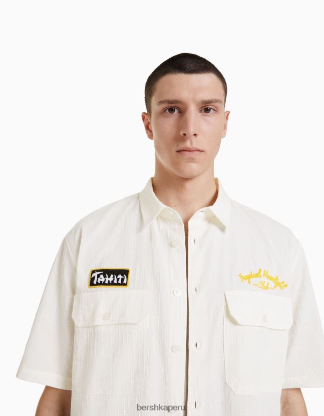 blanquecino Bershka hombres camisa de manga corta con textura de gofres y parches 806J6B2896