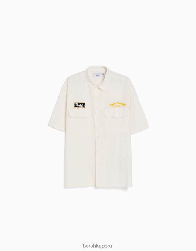 blanquecino Bershka hombres camisa de manga corta con textura de gofres y parches 806J6B2896