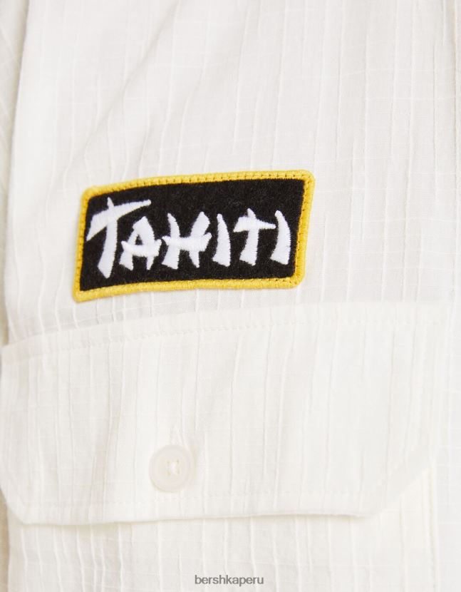blanquecino Bershka hombres camisa de manga corta con textura de gofres y parches 806J6B2896