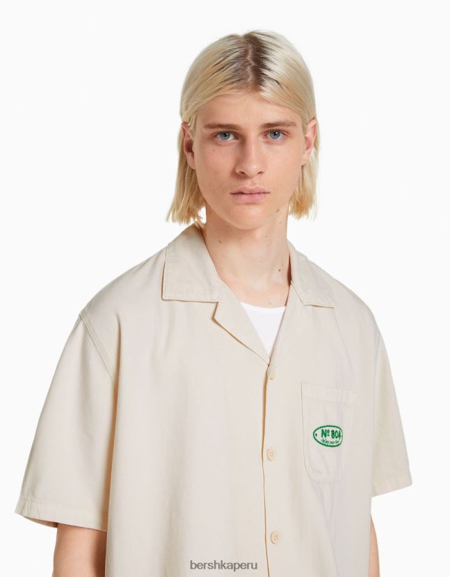 blanquecino Bershka hombres camisa de mezclilla con bordado de manga corta 806J6B2873