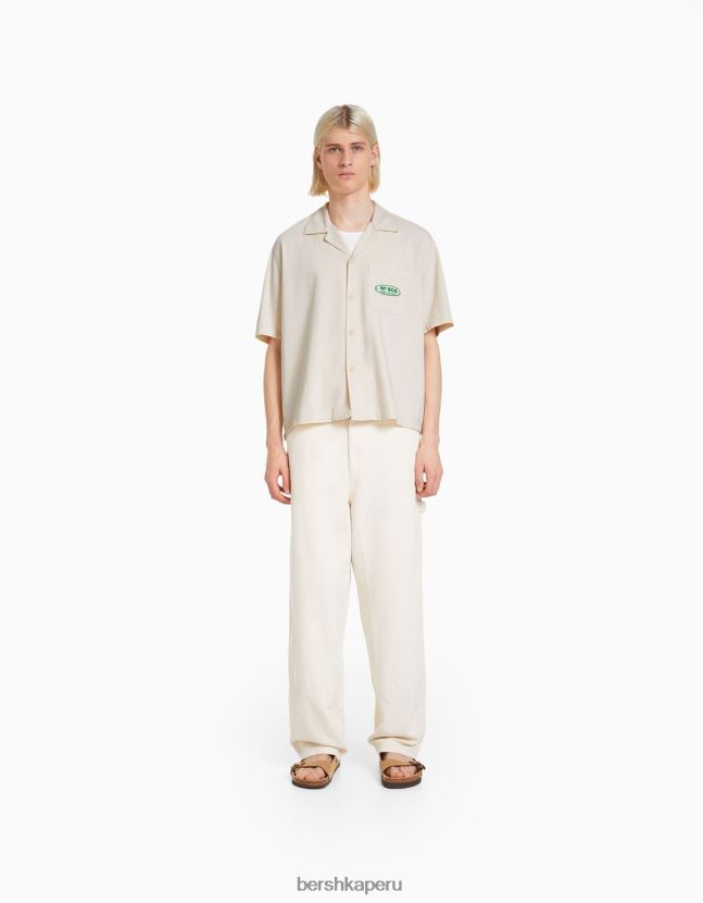 blanquecino Bershka hombres camisa de mezclilla con bordado de manga corta 806J6B2873
