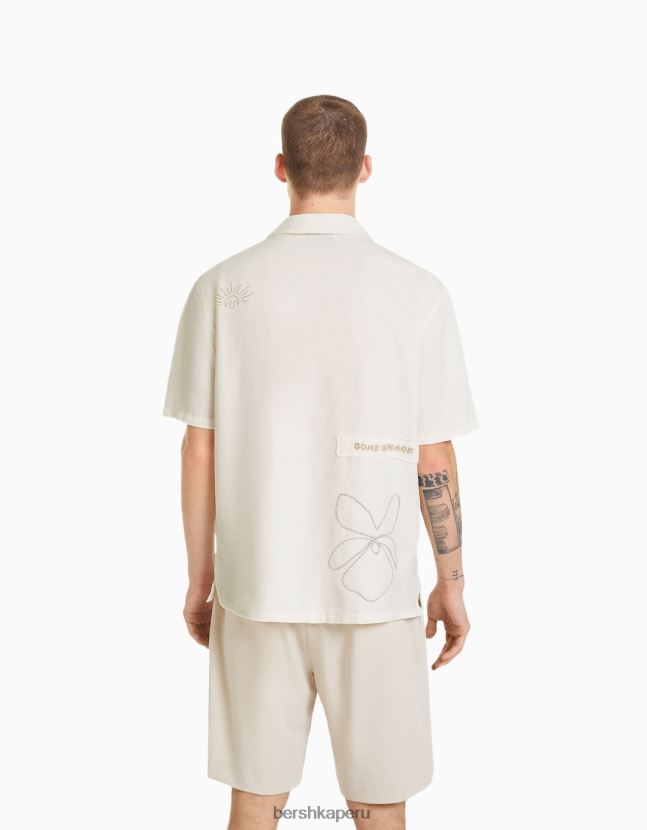 blanquecino Bershka hombres camisa rústica de manga corta con bordados y parches 806J6B2868