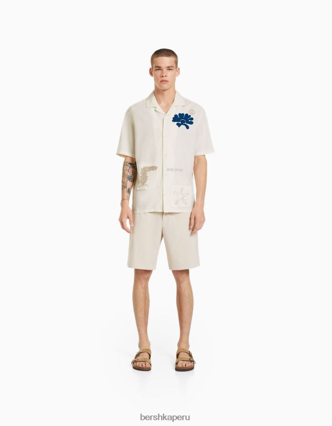 blanquecino Bershka hombres camisa rústica de manga corta con bordados y parches 806J6B2868