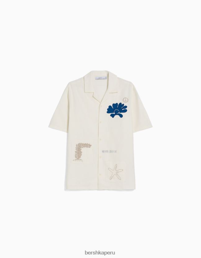 blanquecino Bershka hombres camisa rústica de manga corta con bordados y parches 806J6B2868