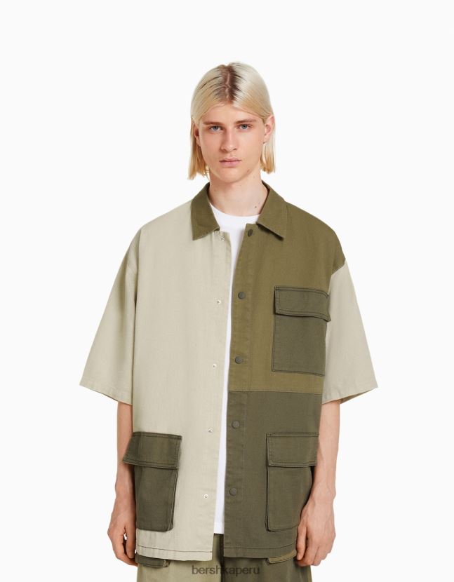 caqui Bershka hombres camisa vaquera de manga corta con diseño colour block 806J6B2881