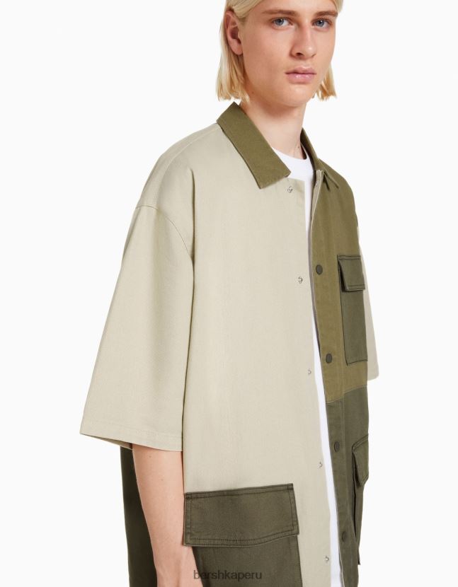 caqui Bershka hombres camisa vaquera de manga corta con diseño colour block 806J6B2881