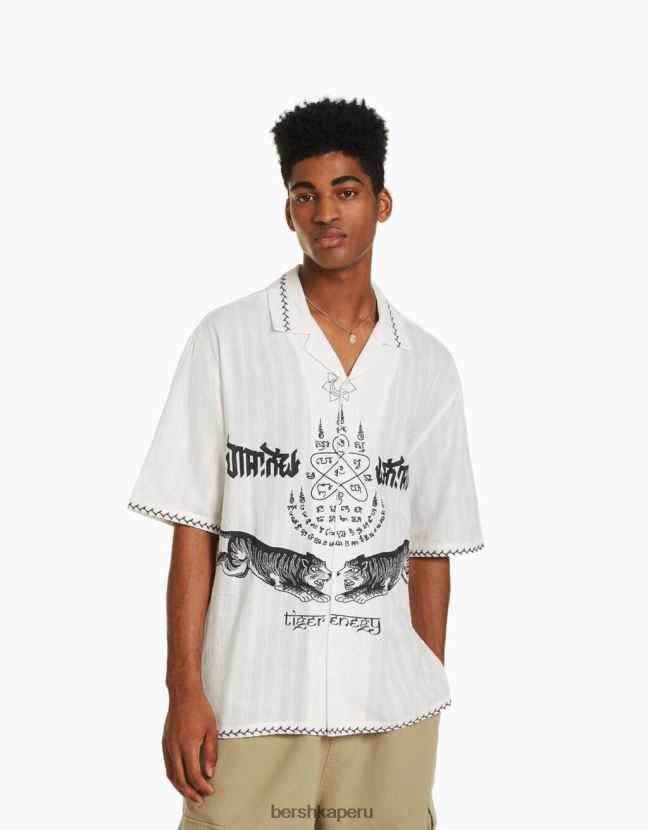 crema Bershka hombres camisa de manga corta con estampado bordado 806J6B2863