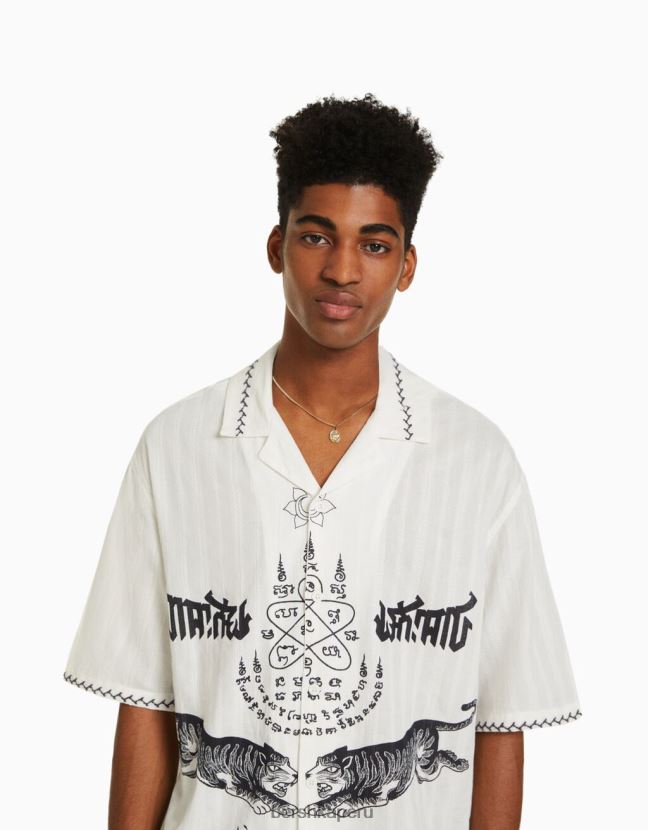 crema Bershka hombres camisa de manga corta con estampado bordado 806J6B2863