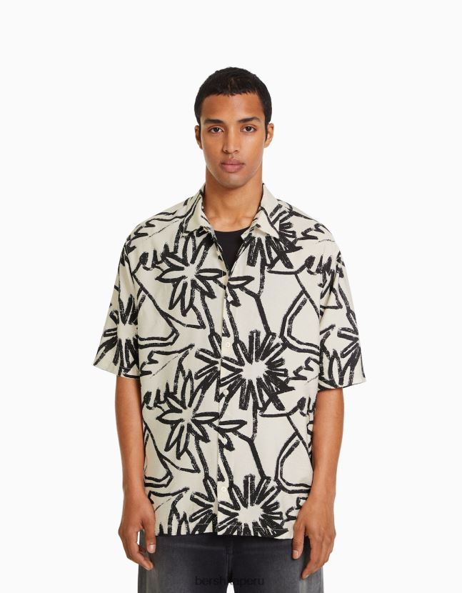 crema Bershka hombres camisa de manga corta con estampado rústico 806J6B2890
