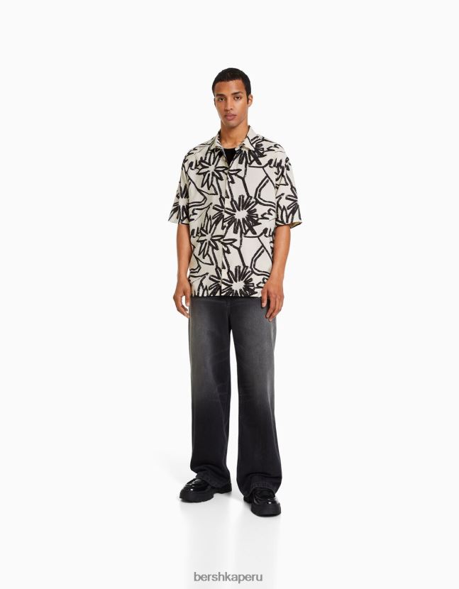 crema Bershka hombres camisa de manga corta con estampado rústico 806J6B2890