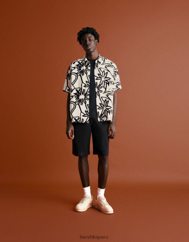 crema Bershka hombres camisa de manga corta con estampado rústico 806J6B2890