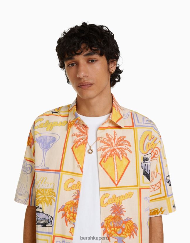 crema Bershka hombres camisa de manga corta con estampado rústico 806J6B2913
