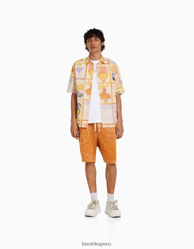 crema Bershka hombres camisa de manga corta con estampado rústico 806J6B2913