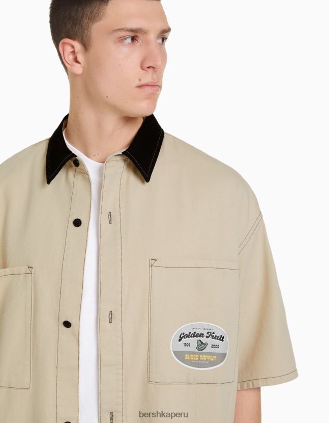 crema Bershka hombres camisa de trabajo de mezclilla de manga corta 806J6B2882