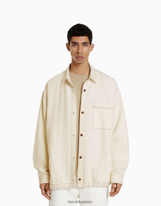 crema Bershka hombres sobrecamisa vaquera de manga larga con hilos en contraste y stoppers 806J6B2934